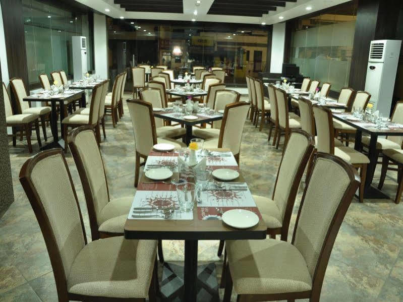 Grand Clarks Inn Badami Exteriér fotografie