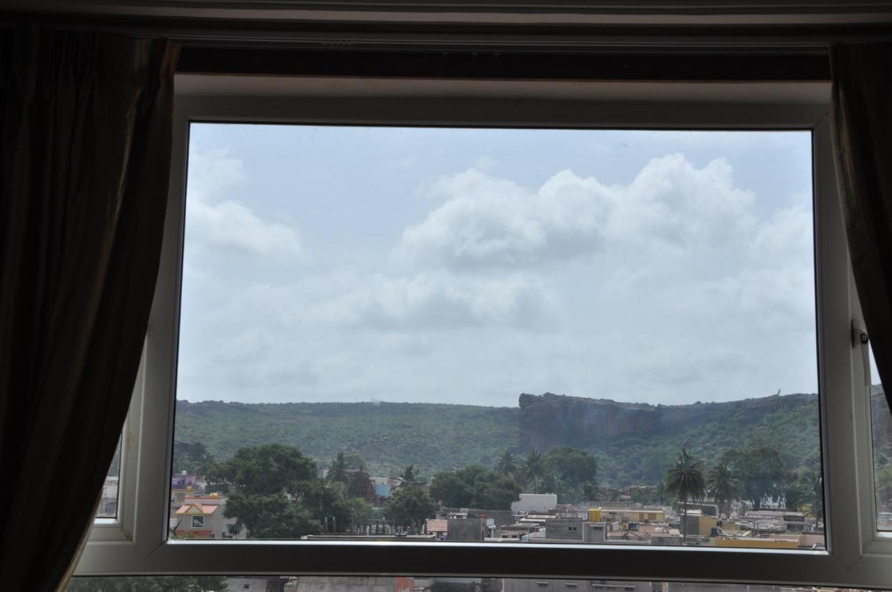 Grand Clarks Inn Badami Exteriér fotografie