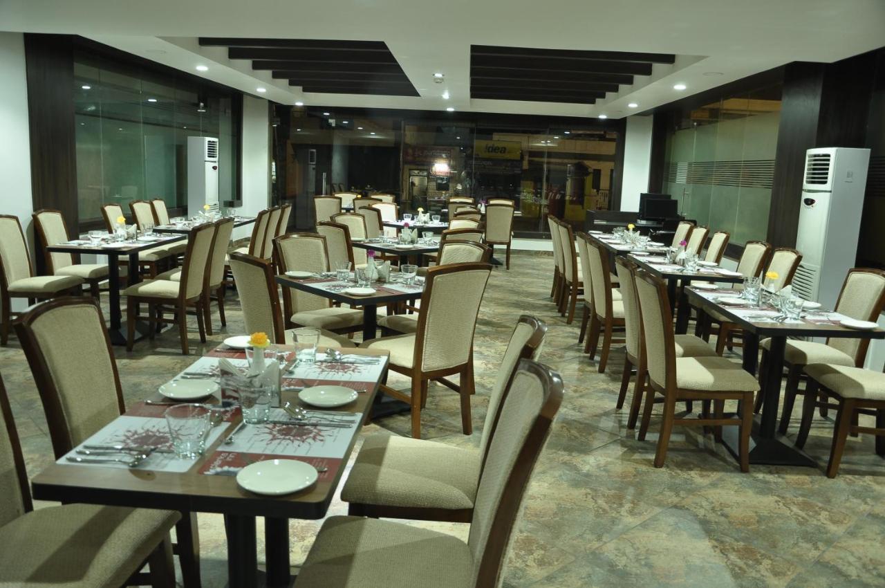 Grand Clarks Inn Badami Exteriér fotografie