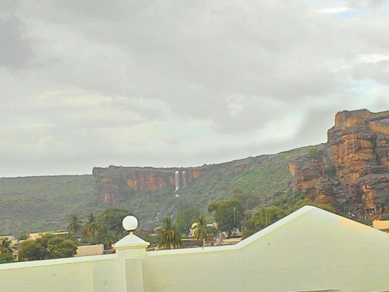 Grand Clarks Inn Badami Exteriér fotografie