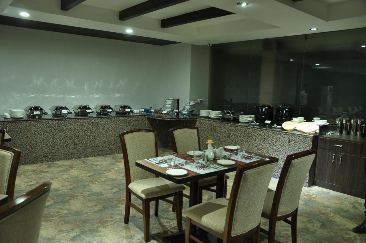 Grand Clarks Inn Badami Exteriér fotografie