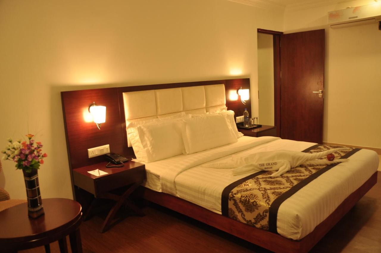 Grand Clarks Inn Badami Exteriér fotografie